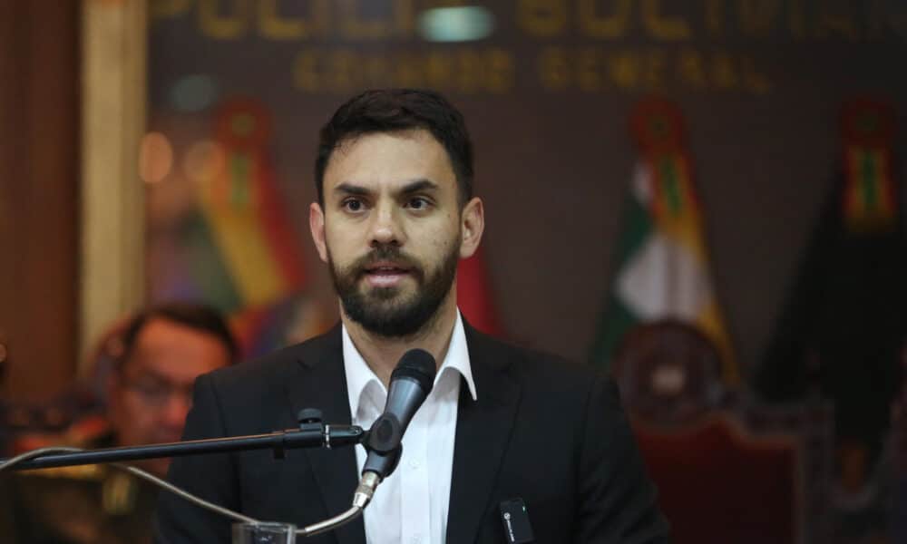 El ministro de Gobierno de Bolivia, Eduardo del Castillo, habla en una rueda de prensa este miércoles, en el Comando Nacional de la Policía, en La Paz (Bolivia). EFE/ Luis Gandarillas