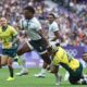 El jugador Jerry Tuwai, de Fiji, deja a trás al australiano durante el partido de semifinales que han jugado Fiji y Australia en el Stade de France en Saint Denis, Francia. EFE/EPA/CHRISTOPHE PETIT TESSON