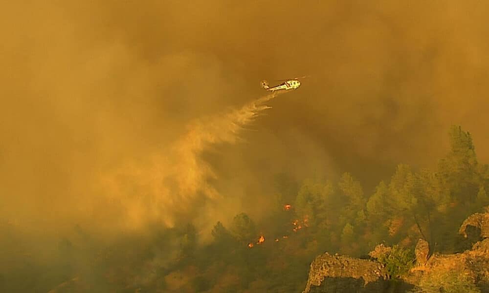 Fotografía sin fecha cedida por PG&E de un helicóptero esparciendo agua sobre un incendio en Park, condado Butte en California (EE.UU.). EFE/ PG&E /SOLO USO EDITORIAL/ SOLO DISPONIBLE PARA ILUSTRAR LA NOTICIA QUE ACOMPAÑA (CRÉDITO OBLIGATORIO)