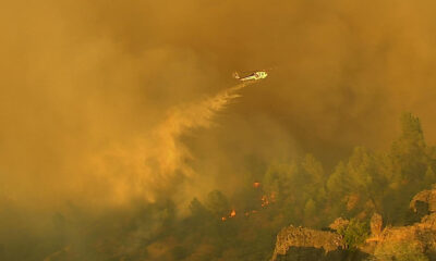 Fotografía sin fecha cedida por PG&E de un helicóptero esparciendo agua sobre un incendio en Park, condado Butte en California (EE.UU.). EFE/ PG&E /SOLO USO EDITORIAL/ SOLO DISPONIBLE PARA ILUSTRAR LA NOTICIA QUE ACOMPAÑA (CRÉDITO OBLIGATORIO)