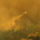 Fotografía sin fecha cedida por PG&E de un helicóptero esparciendo agua sobre un incendio en Park, condado Butte en California (EE.UU.). EFE/ PG&E /SOLO USO EDITORIAL/ SOLO DISPONIBLE PARA ILUSTRAR LA NOTICIA QUE ACOMPAÑA (CRÉDITO OBLIGATORIO)