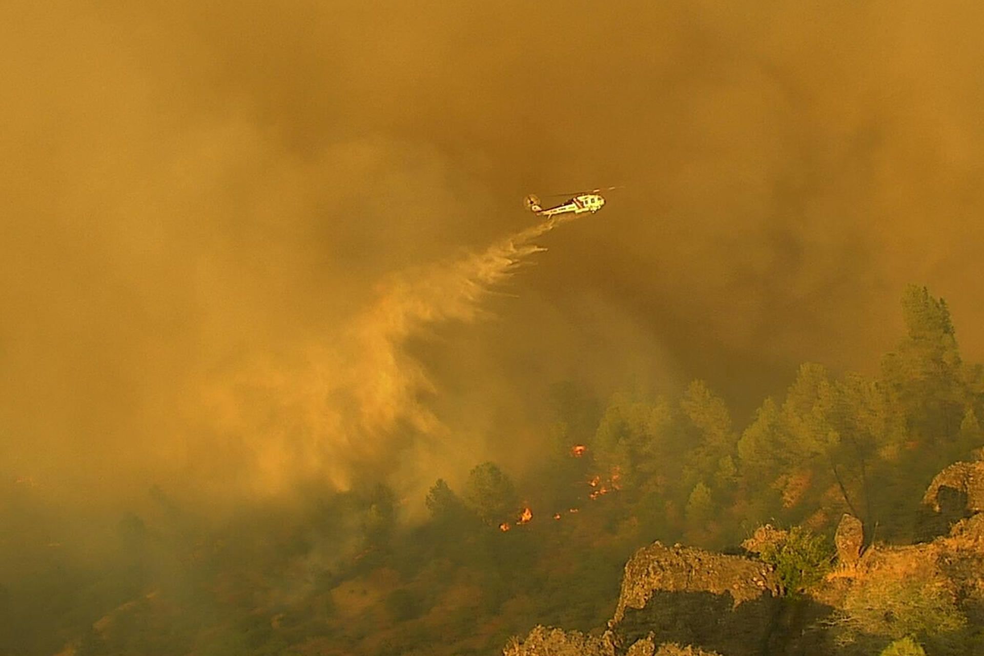 Fotografía sin fecha cedida por PG&E de un helicóptero esparciendo agua sobre un incendio en Park, condado Butte en California (EE.UU.). EFE/ PG&E /SOLO USO EDITORIAL/ SOLO DISPONIBLE PARA ILUSTRAR LA NOTICIA QUE ACOMPAÑA (CRÉDITO OBLIGATORIO)