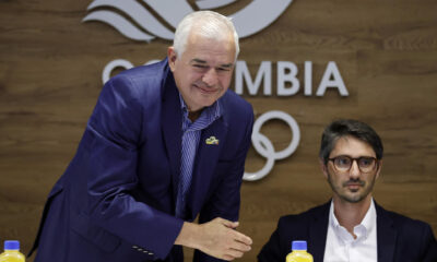 El presidente del Comité Olímpico Colombiano (COC), Ciro Solano (i), y el gerente de marketing de Electrolit, Miguel Forero, fueron registrados este miércoles, 18 de julio, durante una rueda de prensa, en Bogotá (Colombia). EFE/Mauricio Dueñas