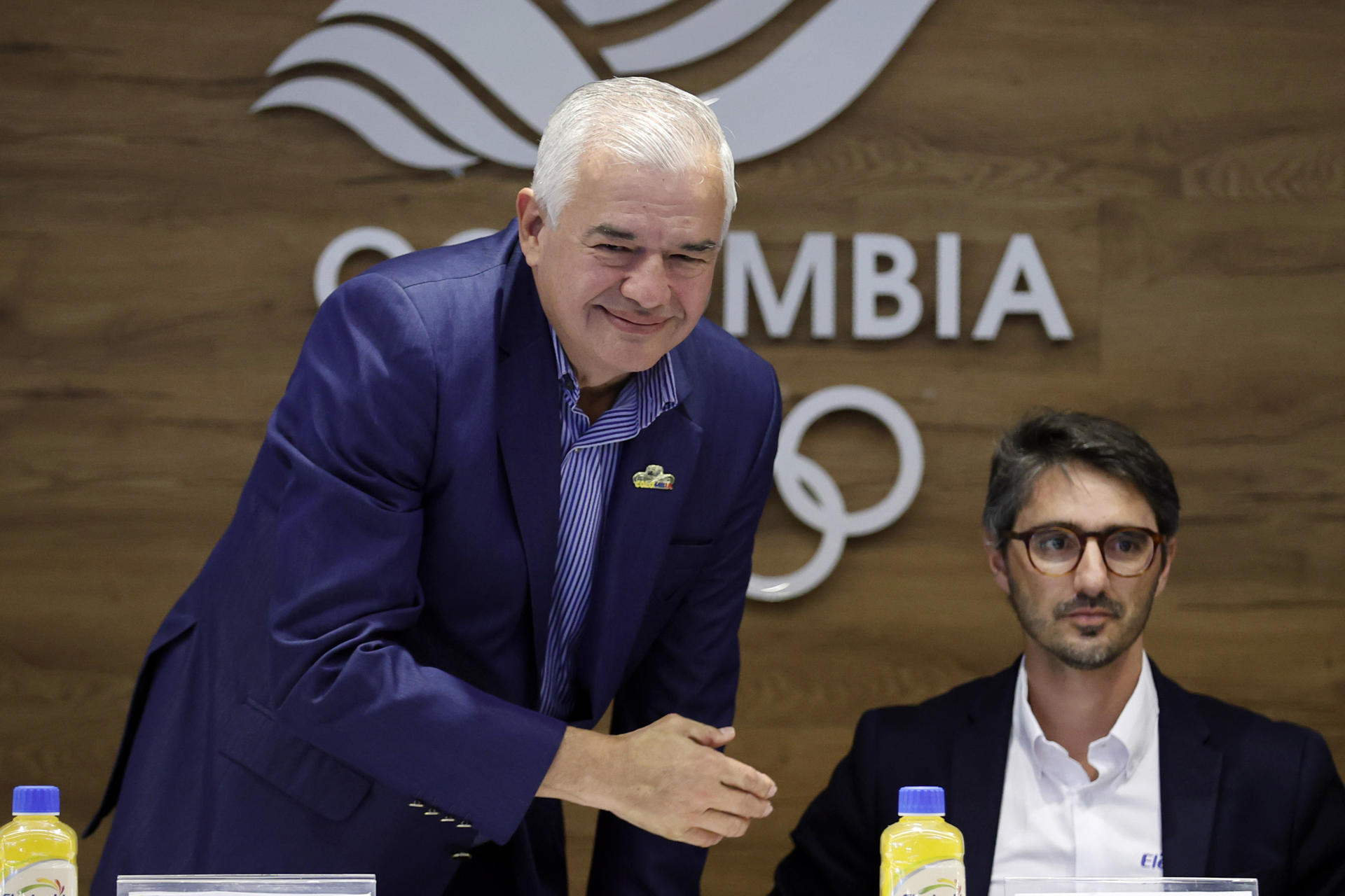 El presidente del Comité Olímpico Colombiano (COC), Ciro Solano (i), y el gerente de marketing de Electrolit, Miguel Forero, fueron registrados este miércoles, 18 de julio, durante una rueda de prensa, en Bogotá (Colombia). EFE/Mauricio Dueñas