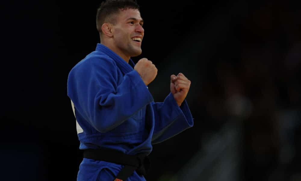 - El judoka brasileño Willian Lima celebra su pase a la final tras un combate ante el kazajo Gusman Kyrgyzbayev de semifinal del Cuadro B de Judo Masculino en la categoría de -66 kilos de los Juegos Olímpicos de París 2024 este domingo en París. EFE/ Miguel Gutiérrez