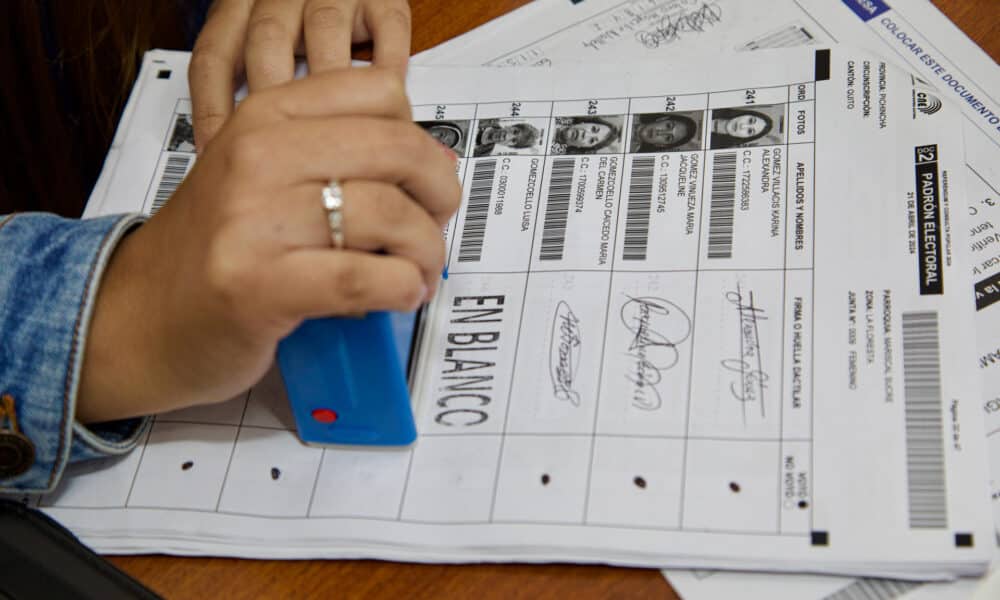 Fotografía de archivo de una persona durante el inicio del conteo de la votación del referéndum, en Quito (Ecuador). EFE/Gianna Benalcazar