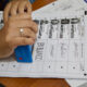Fotografía de archivo de una persona durante el inicio del conteo de la votación del referéndum, en Quito (Ecuador). EFE/Gianna Benalcazar