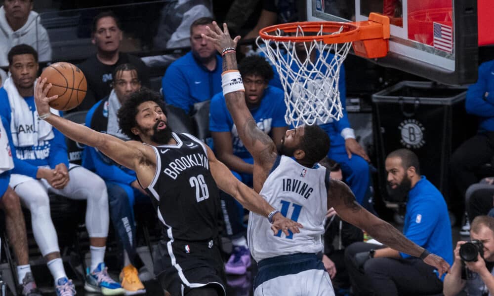 Fotografía de archivo en la que se registró al estadounidense Spencer Dinwiddie (i), al actuar para los Nets de Brooklyn, durante un partido de la NBA, en el coliseo Barclays Center de Brooklyn (NY, EE.UU.). Dinwiddie alcanzó un acuerdo para regresar a los Mavericks de Dallas. EFE/Ángel Colmenares