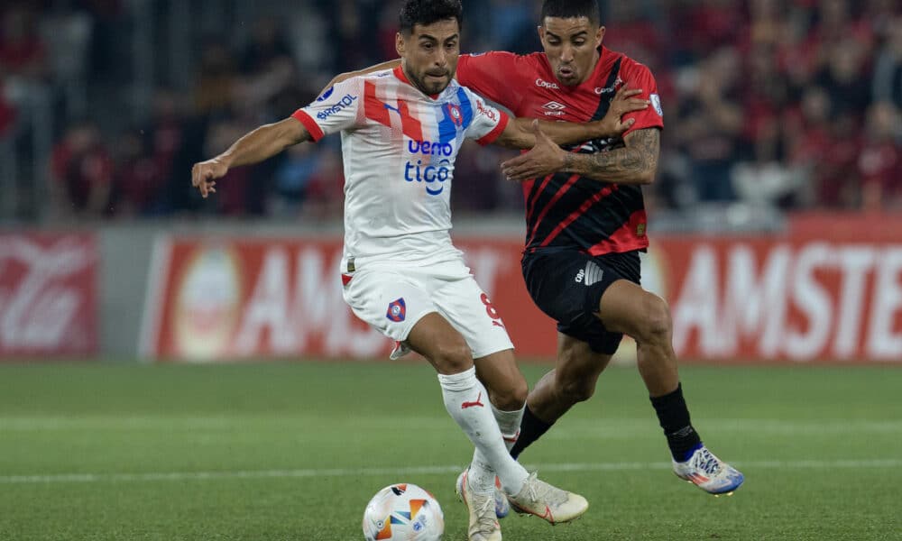 Christian (d) de Paranense disputa un balón con Federico Carrizo de Cerro en un partido por la clasificación a los octavos de final de la Copa Sudamericana. EFE/ Hedeson Alves