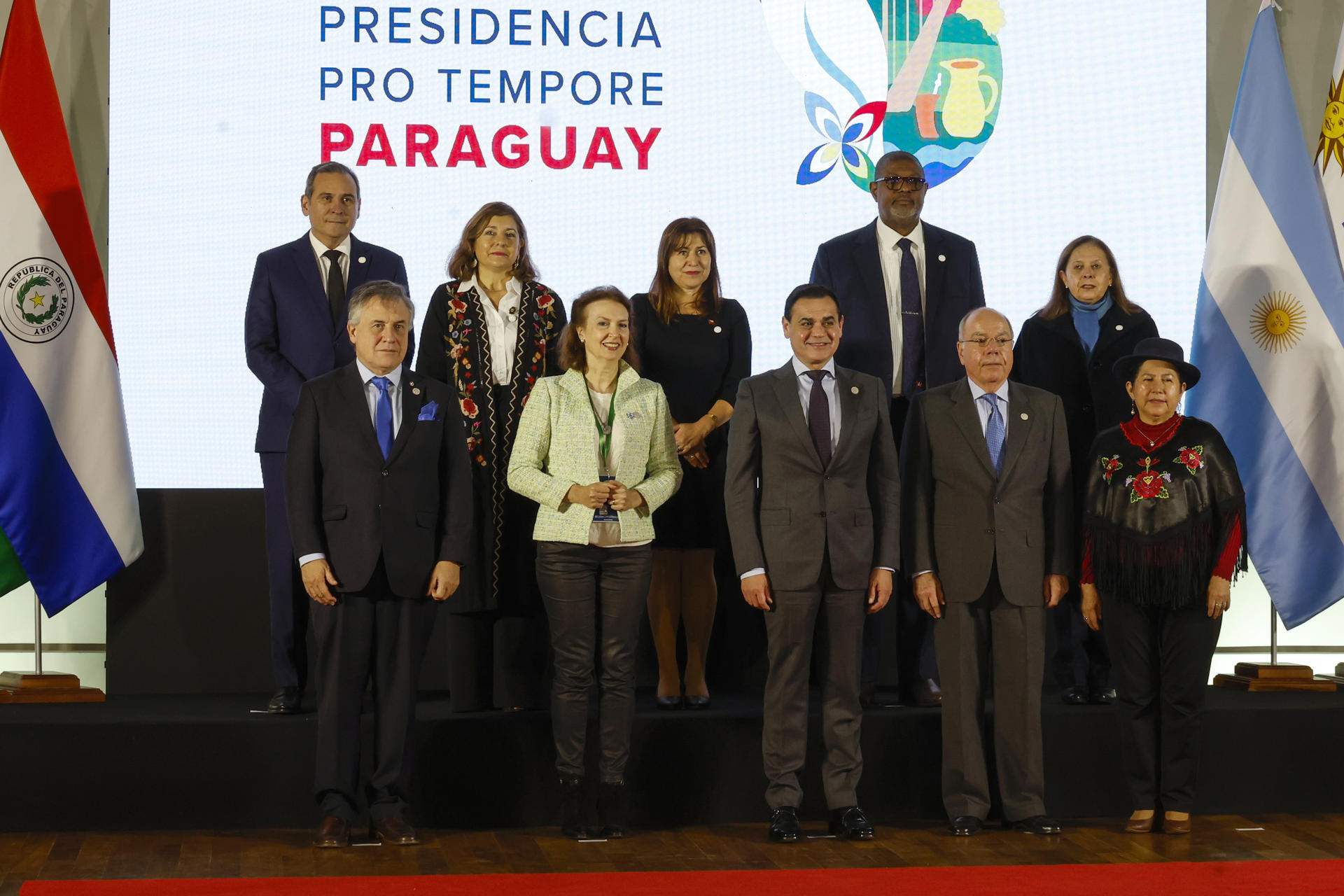 Ministros de Relaciones Exteriores de los países miembros del Mercado Común del Sur (Mercosur), posan luego de la reunión previa a la cumbre de jefes de Estado del Mercosur, este domingo en Asunción (Paraguay). EFE/ Antonio Lacerda