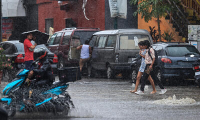 Imagen de archivo de personas que caminan por una calle encharcada debido a las fuertes lluvias en Guadalajara, Jalisco. EFE/David Guzmán