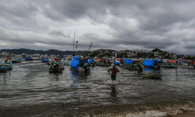 Imagen de archivo de pescadores que resguardan sus embarcaciones en municipios cercanos a la costa de Acapulco, en el estado de Guerrero (México). EFE/David Guzmán