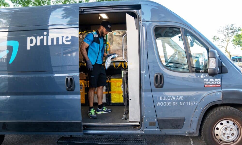 Un repartidor de la empresa Amazon organiza encomiendas, el 3 de julio en Astoria Queens, Nueva York (Estados Unidos). EFE/ Ángel Colmenares