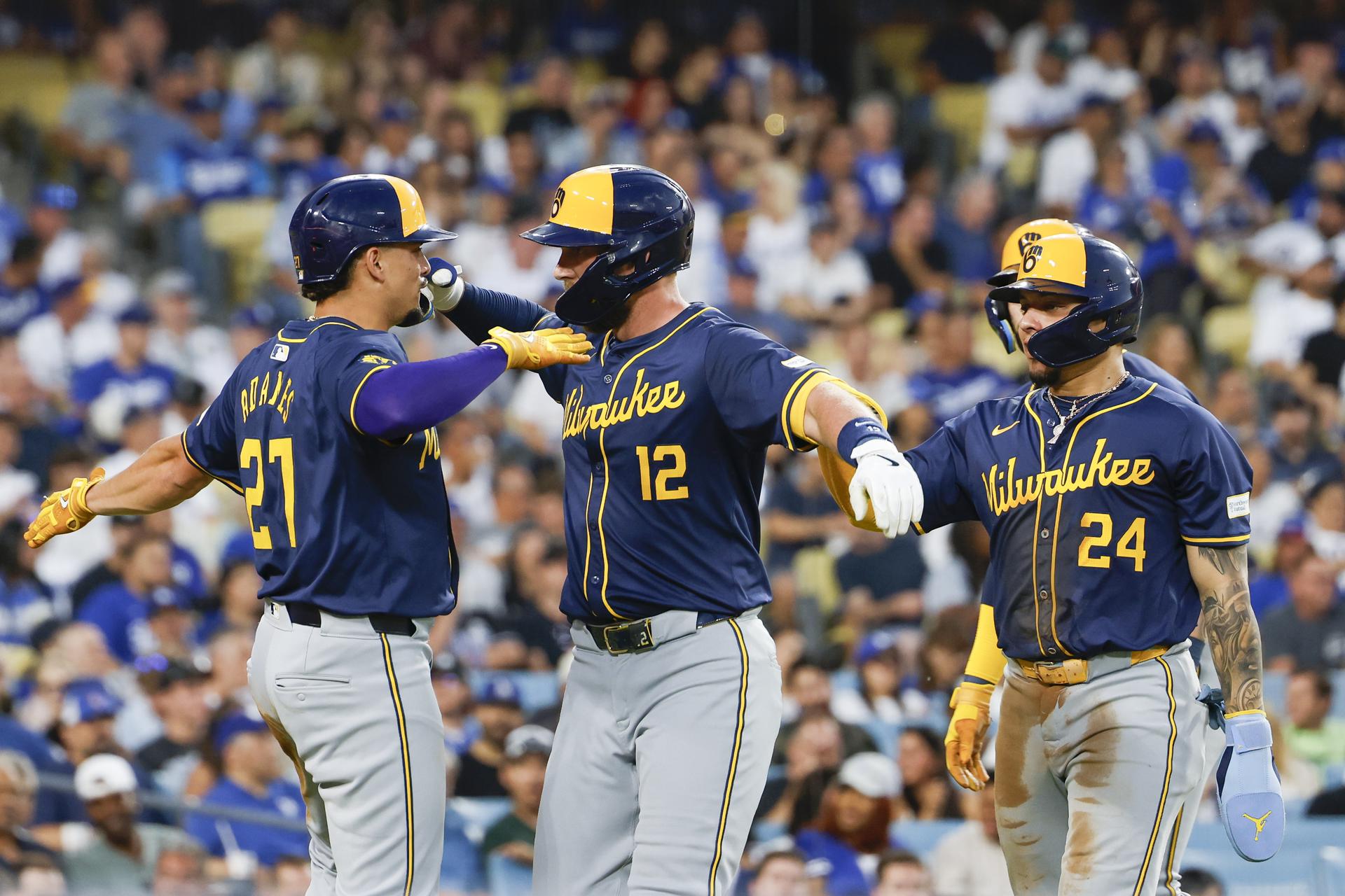 Fotografía tomada el 6 de julio a los Bravos de Milkwaukee durante una celebración, que este domingo fue mayor al derrotar por 2-9 a los Dodgers en Los Ángeles. EFE/EPA/Caroline Brehman