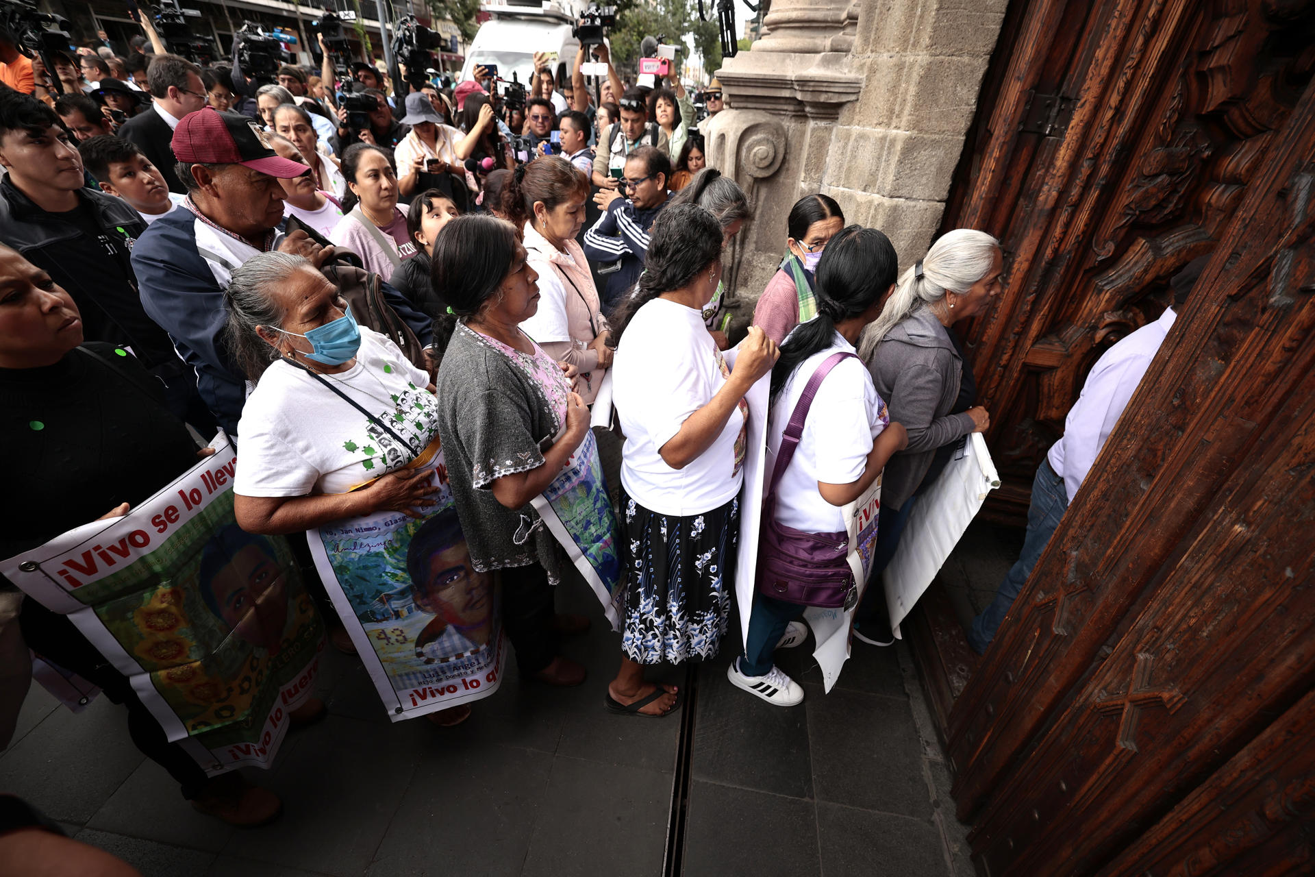 Los padres de los 43 estudiantes desaparecidos de Ayotzinapa llegan este lunes al Museo de la Ciudad de México, para sostener una reunión con la presidenta electa de México, Claudia Sheinbaum. (México). EFE/José Méndez