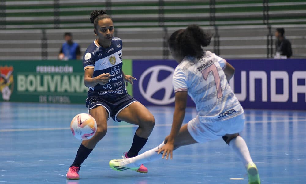 Alice Duarte (d), jugadora del club brasileño de fútbol sala Stein Cascavel, vigente campeón de la Copa Libertadores Femenina, fue registrada este domingo, 21 de julio, al disputar un balón con Laura Castaño (i), del club colombiano Llaneros, durante la jornada inaugural del torneo continental de clubes, en Quillacollo (Bolivia). EFE/Jorge Abrego