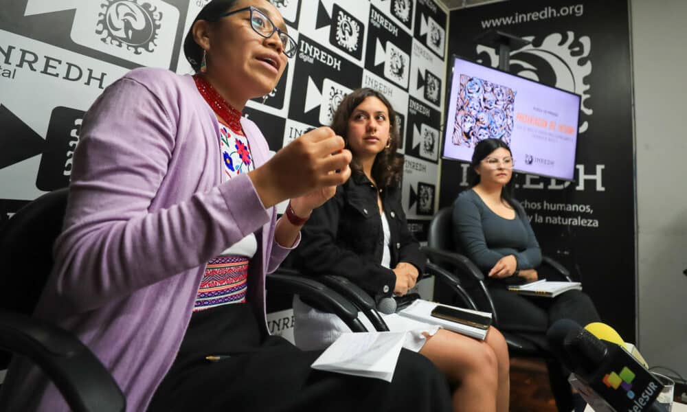 La presidenta de la Fundación Regional de Asesoría en Derechos Humanos (Inredh), Verónica Yuquilema (i), junto a la abogada Vivian Santander (c) y la socióloga Valeria Chicaiza (d), presentó este jueves en Quito (Ecuador), un informe en el que denunció que desde que el Gobierno ecuatoriano declaró el conflicto armado interno en el país el pasado enero, ante el aumento de la inseguridad, se registraron 45 casos de un uso excesivo de la fuerza por parte de agentes del estado durante el primer trimestre de 2024. EFE/José Jácome