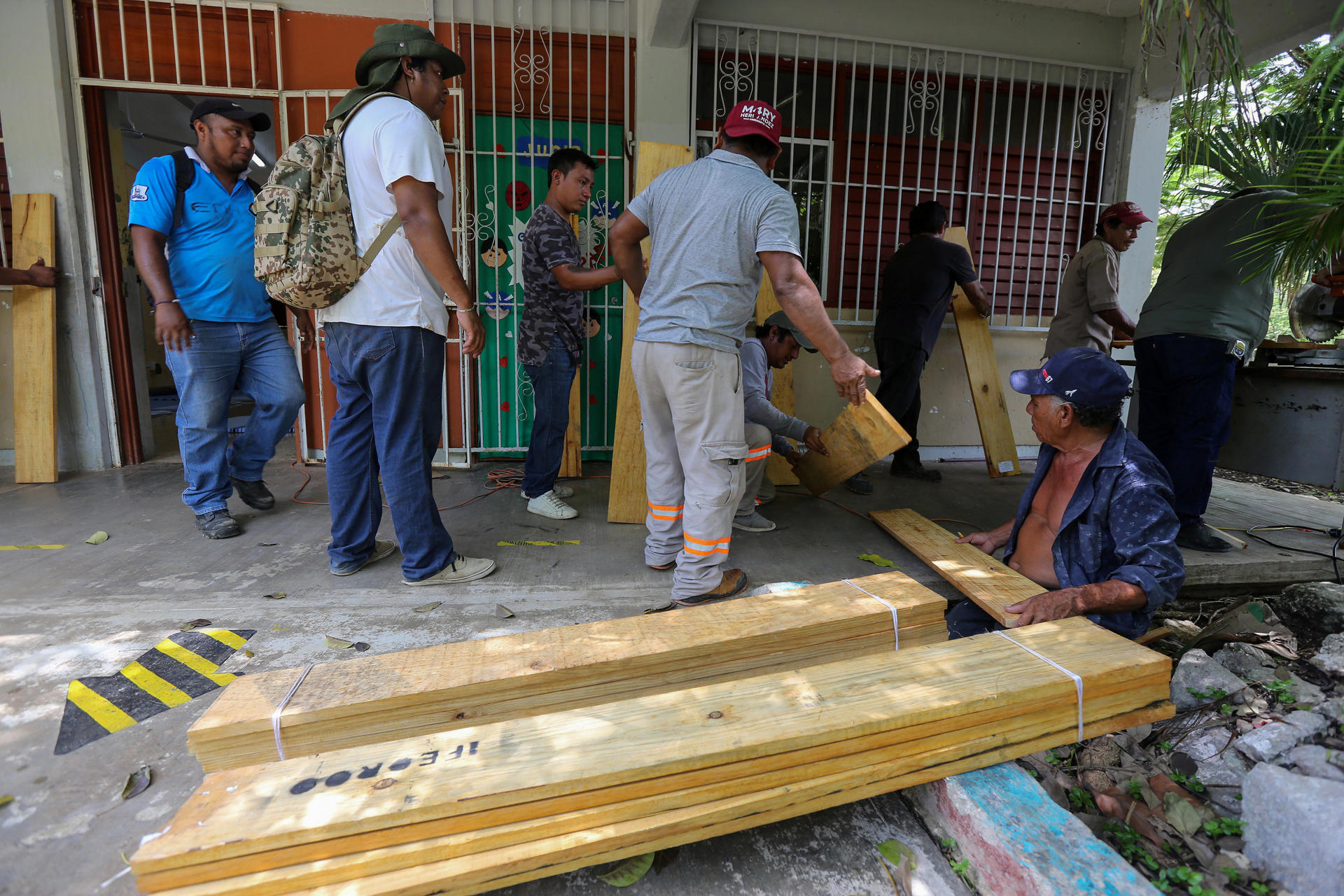 Habitantes del municipio de Felipe Carrillo Puerto refuerzan sus viviendas este jueves, en Quintana Roo (México). EFE/Alonso Cupul
