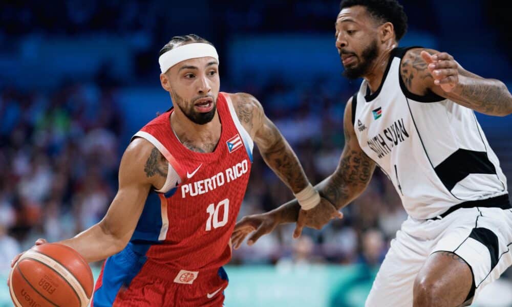 Jose Alvarado, de Puerto Rico, y Carlik Jones, de Sudán del Sur, durante el partido de este domingo. EFE/EPA/ALEX PLAVEVSKI