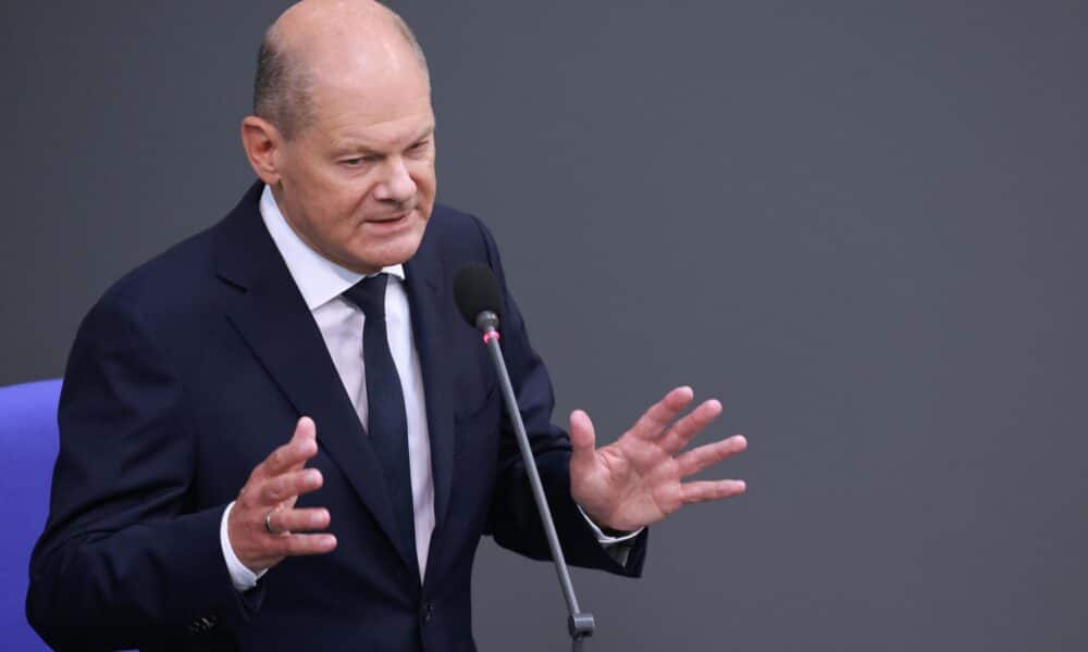 El Canciller alemán Olaf Scholz habla durante un turno de preguntas del Gobierno en el Parlamento alemán 'Bundestag' en Berlín, Alemania, 03 de julio de 2024. El Canciller Scholz asistió a la sesión del Parlamento alemán para responder a las preguntas de los diputados. (Alemania) EFE/EPA/CLEMENS BILAN