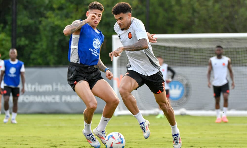 Fotografía cedida por la Federación Colombiana de Fútbol (FCF) en la que se registró a los integrantes de la selección Colombia Luis Díaz (d) y Jorge Carrascal al disputar un balón, durante un entrenamiento, en Charlotte (Carolina del Norte, EE.UU.). EFE/FCF