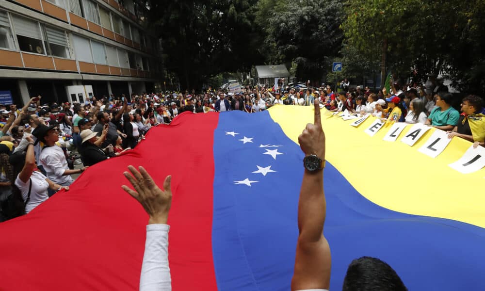 Ciudadanos venezolanos se reúnen a la espera de los resultados de las elecciones presidenciales en su país, este domingo frente a la Embajada de Venezuela en Cuidad de México (Venezuela). EFE/ Mario Guzmán