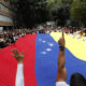 Ciudadanos venezolanos se reúnen a la espera de los resultados de las elecciones presidenciales en su país, este domingo frente a la Embajada de Venezuela en Cuidad de México (Venezuela). EFE/ Mario Guzmán