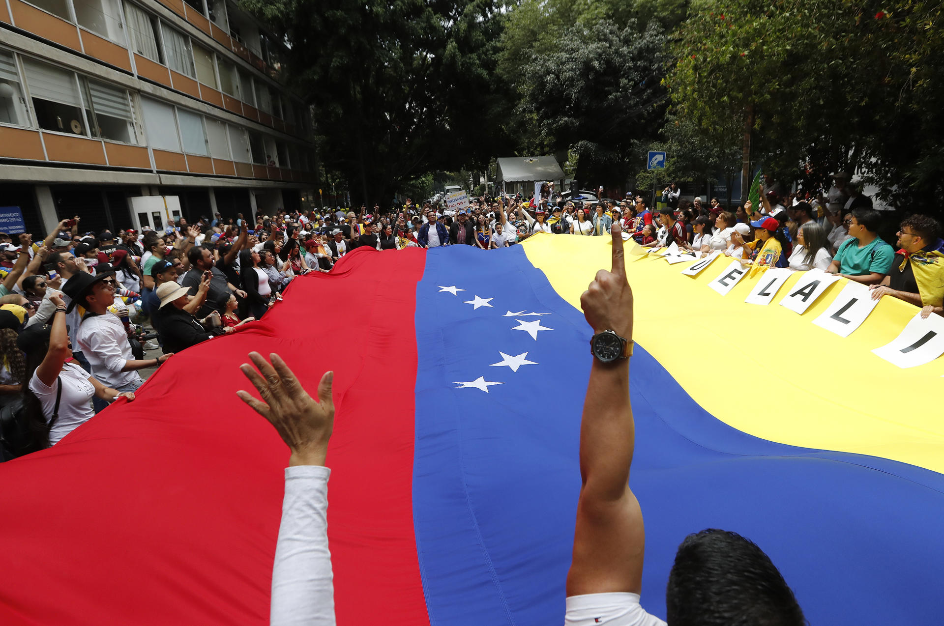 Ciudadanos venezolanos se reúnen a la espera de los resultados de las elecciones presidenciales en su país, este domingo frente a la Embajada de Venezuela en Cuidad de México (Venezuela). EFE/ Mario Guzmán