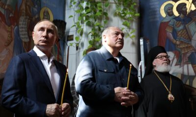 El presidente ruso Vladimir Putin (L) y su homólogo bielorruso Alexander Lukashenko (C) sostienen velas durante su visita al Monasterio de la Transfiguración de Valaam en la Isla Valaam en el Lago Ladoga, República de Karelia, noroeste de Rusia, 25 de julio de 2024. El presidente bielorruso se encuentra de visita de trabajo en Rusia. (Bielorrusia, Rusia) EFE/EPA/ALEXANDER KAZAKOV / SPUTNIK / PISCINA KREMLIN