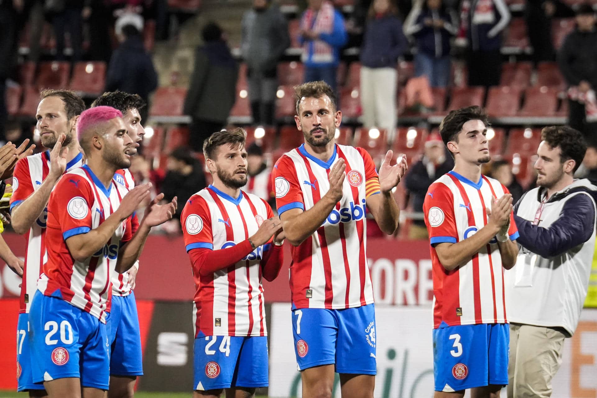 Los jugadores del Girona celebran una victoria en el Estadio Municipal de Montilivi, en Girona. EFE/David Borrat/Archivo