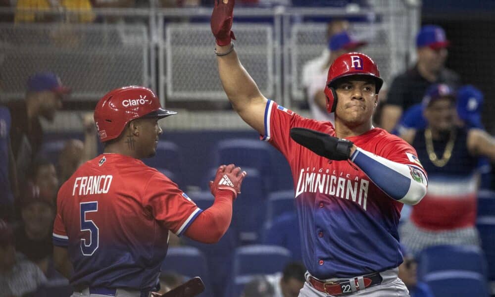 Fotografía de archivo en la que se registró al dominicano Juan Soto (d), al actuar para la selección de béisbol de su país, durante un partido contra Nicaragua por el Clásico Mundial de Béisbol 2023, en Miami (Florida, EE.UU.). Soto, actual jardinero de los Yanquis de Nueva York, es líder en bases por bolas (79) en la actual temporada de la MLB. EFE/Cristóbal Herrera