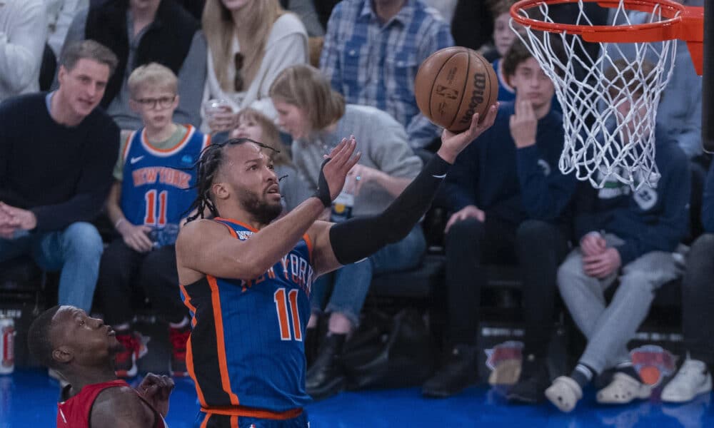 Fotografía de archivo en la que se registró a Jalen Brunson (d), base estrella de los Knicks de Nueva York, durante un parido de la NBA, en el coliseo Madison Esquare Garden de Manhattan (NY, EE.UU.). Brunson logró un acuerdo de renovación con los Knicks por cuatro años y 156,5 millones de dólares. EFE/Ángel Colmenares