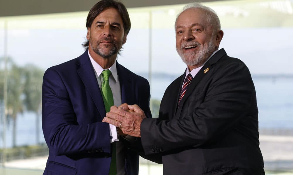 Fotografía de archivo del presidente de Brasil, Luiz Inácio Lula da Silva (d), y su homólogo de Uruguay, Luis Lacalle Pou, en Río de Janeiro. EFE/ Antonio Lacerda