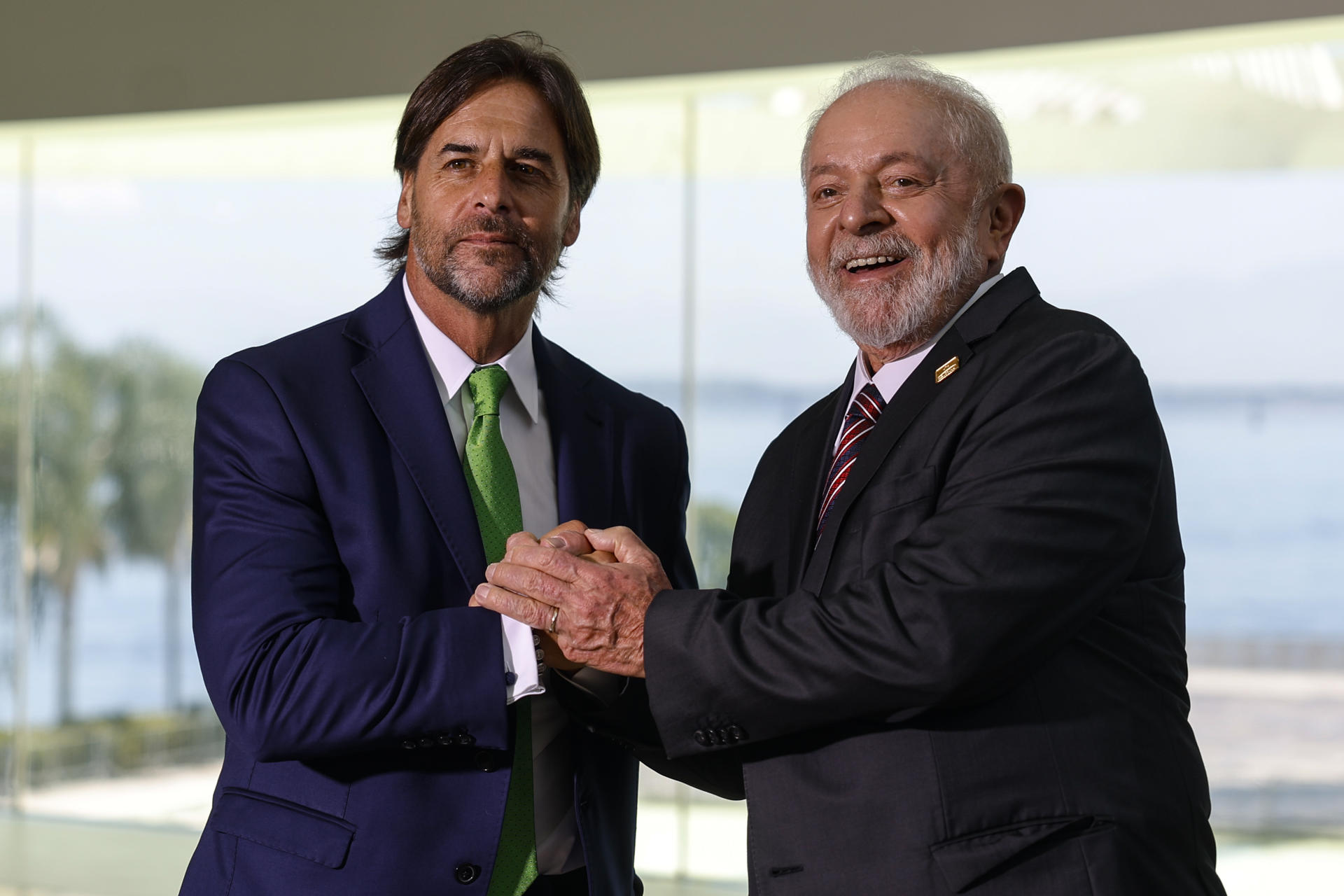 Fotografía de archivo del presidente de Brasil, Luiz Inácio Lula da Silva (d), y su homólogo de Uruguay, Luis Lacalle Pou, en Río de Janeiro. EFE/ Antonio Lacerda