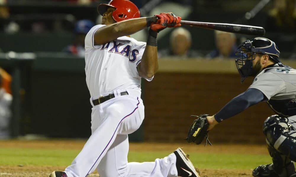 Fotografía de archivo en la que se registró al dominicano Adrián Beltré (i), al actuar para los Rangers de Texas, durante un partido de la MLB, en Arlington (Texas, EE.UU.). EFE/Larry W. Smith