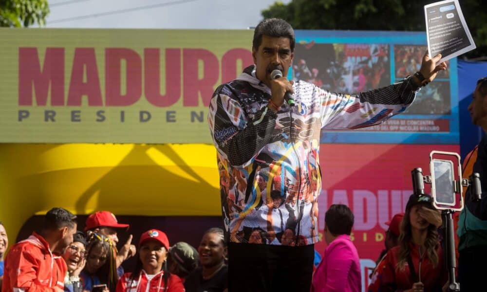 El presidente de Venezuela y candidato reelección, Nicolás Maduro, habla en un acto de campaña este martes, en un sector popular en Caracas (Venezuela). EFE/ Miguel Gutiérrez