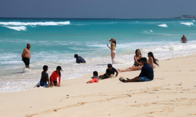 Turistas permanecen en las playas ante el alto oleaje en el balneario de Cancún, en Quintana Roo (México). Imagen de archivo. EFE/Lourdes Cruz