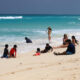 Turistas permanecen en las playas ante el alto oleaje en el balneario de Cancún, en Quintana Roo (México). Imagen de archivo. EFE/Lourdes Cruz