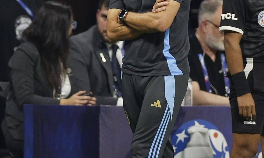 Fotografía de archivo del seleccionador de Argentina, Lionel Scaloni, quien este lunes, a horas del comienzo de las semifinales de la Copa América de Estados Unidos, destacó la importancia de la credibilidad de los directivos en los procesos de largo plazo emprendidos por los entrenadores. EFE/EPA/Erik S. Lesser