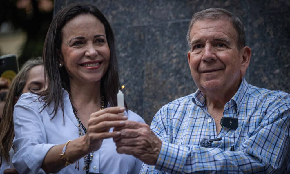 El candidato presidencial de la principal alianza opositora de Venezuela, Edmundo González Urrutia (der.), asiste a un acto de oración junto a la líder antichavista María Corina Machado en Caracas (Venezuela). EFE/ Henry Chirinos