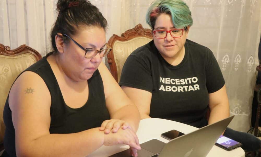 Fotografía de archivo de las dirigentes de la Red Necesito Abortar México, Sandra Cardona (i), y Vanesa Jiménez, en una entrevista con EFE, el 18 de mayo de 2020, en Monterrey (México).  EFE/ María Julia Castañeda