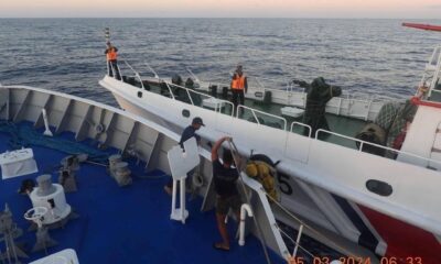Fotografía de archivo de la casi colisión de un buque de la Guardia Costera china (d) con otro de la Guardia Costera filipina (i) el pasado marzo en el mar de China Meridional. EFE/EPA/PHILIPPINE COAST GUARD HANDOUT -- BEST QUALITY AVAILABLE -- HANDOUT EDITORIAL USE ONLY/NO SALES HANDOUT EDITORIAL USE ONLY/NO SALES