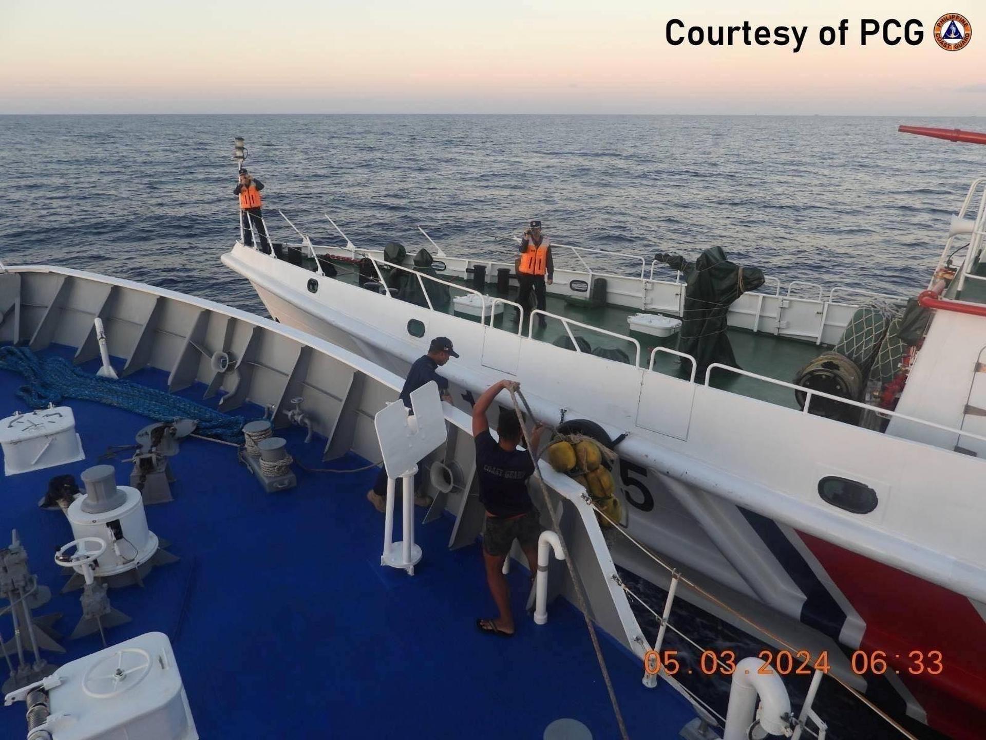 Fotografía de archivo de la casi colisión de un buque de la Guardia Costera china (d) con otro de la Guardia Costera filipina (i) el pasado marzo en el mar de China Meridional. EFE/EPA/PHILIPPINE COAST GUARD HANDOUT -- BEST QUALITY AVAILABLE -- HANDOUT EDITORIAL USE ONLY/NO SALES HANDOUT EDITORIAL USE ONLY/NO SALES