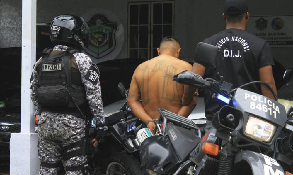 Fotografía tomada de la cuenta de la red social X de la Policía Nacional de Panamá que muestra a dos policías junto a un detenido salvadoreño este 11 de julio de 2024, en Ciudad de Panamá (Panamá). EFE/ Policía Nacional de Panamá