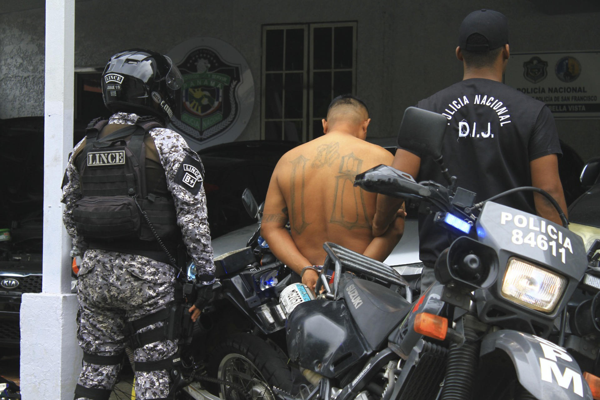 Fotografía tomada de la cuenta de la red social X de la Policía Nacional de Panamá que muestra a dos policías junto a un detenido salvadoreño este 11 de julio de 2024, en Ciudad de Panamá (Panamá). EFE/ Policía Nacional de Panamá