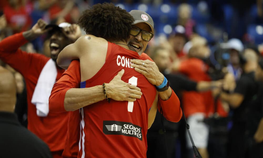 Conditt IV de Puerto Rico abraza a Piculin Ortiz tras derrotar este domingo por 79-8 a Lituania y obtener la clasificación para los Juegos Olímpicos de París en calidad de campeón del Torneo jugado en el Coliseo José Miguel Agrelot, de San Juan. EFE/ Thais Llorca