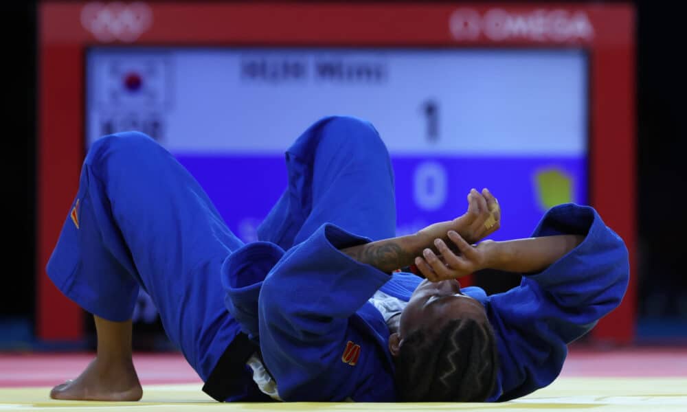 La brasileña Rafaela Silva reacciona ante la japonesa Mimi Huh durante la semifinal de la categoría de -57kg femenino de Judo parte de los Juegos Olímpicos de París 2024 este lunes, en el Champ de Mars Arena de la capital francesa. EFE/ Kiko Huesca