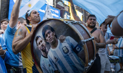 Aficionados argentinos animaron este lunes a su selección en la plaza de Times Square, el corazón comercial de Nueva York, a un día del partido de las semifinales de la Copa América de Estados Unidos contra Canadá en la vecina Nueva Jersey. EFE/ Angel Colmenares