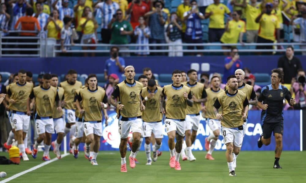 Jugadores de la selección argentina de fútbol calientan antes de enfrentar a Colombia en la final de la Copa América 2024, en el estadio Hard Rock de Miami Gardens (Florida, EE.UU.). EFE/CJ Gunther