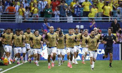 Jugadores de la selección argentina de fútbol calientan antes de enfrentar a Colombia en la final de la Copa América 2024, en el estadio Hard Rock de Miami Gardens (Florida, EE.UU.). EFE/CJ Gunther